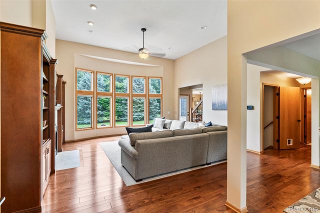 6541 E Ridge Court, Green Oak Township, MI 48116
