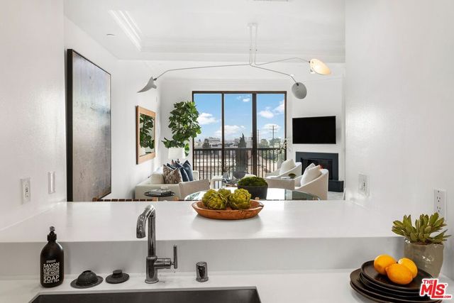 11847 Gorham Avenue 406, Los Angeles, CA 90049