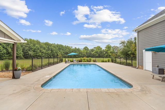 69 Meadows Rd, Hillsboro, TN 37342