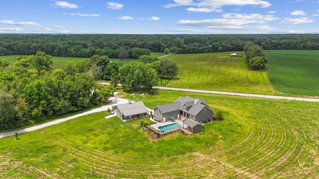 69 Meadows Rd, Hillsboro, TN 37342