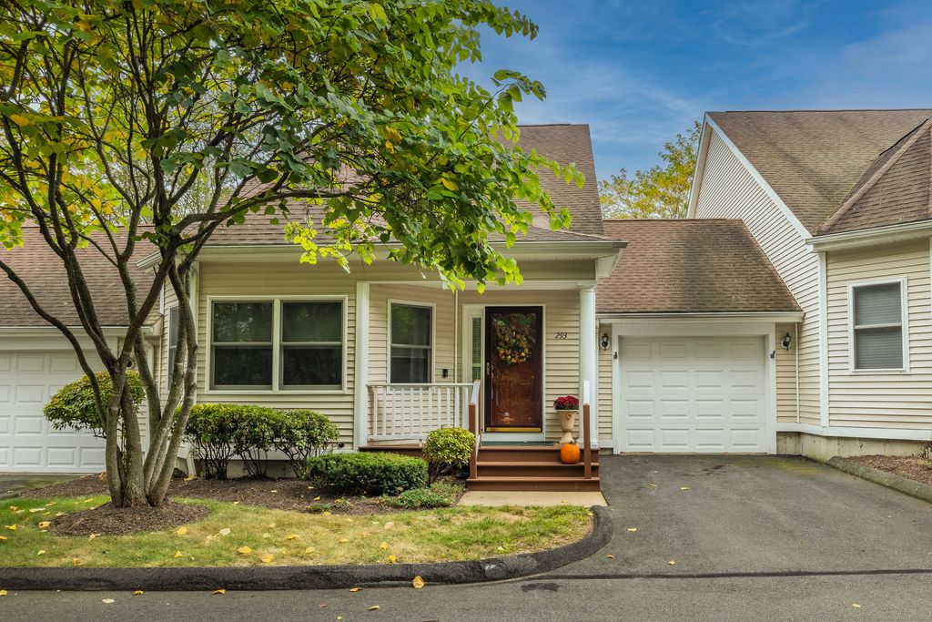293 Summerfield Gardens 293, Shelton, CT 06484