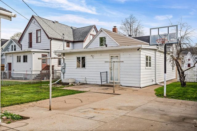 2135 Market STREET, La Crosse, WI 54601