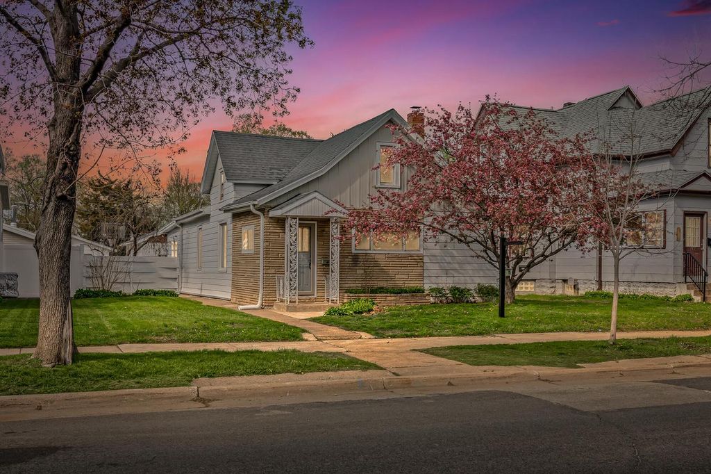 2135 Market STREET, La Crosse, WI 54601