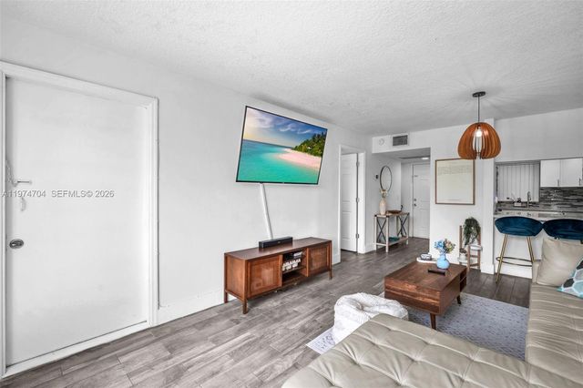 9431 Live Oak Pl 108, Davie, FL 33324