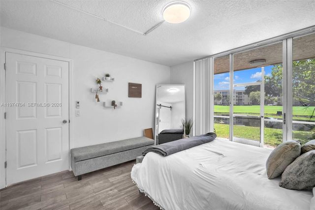 9431 Live Oak Pl 108, Davie, FL 33324