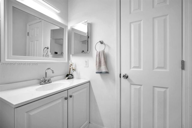 9431 Live Oak Pl 108, Davie, FL 33324