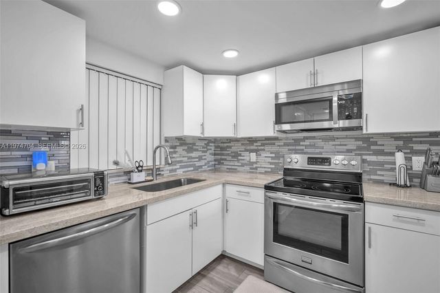 9431 Live Oak Pl 108, Davie, FL 33324