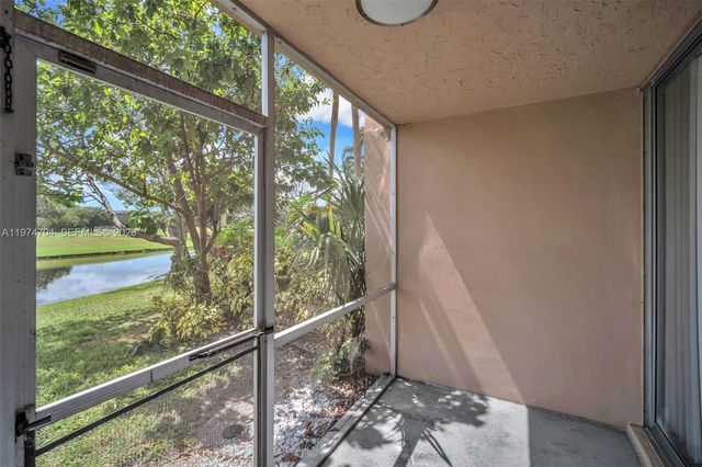 9431 Live Oak Pl 108, Davie, FL 33324