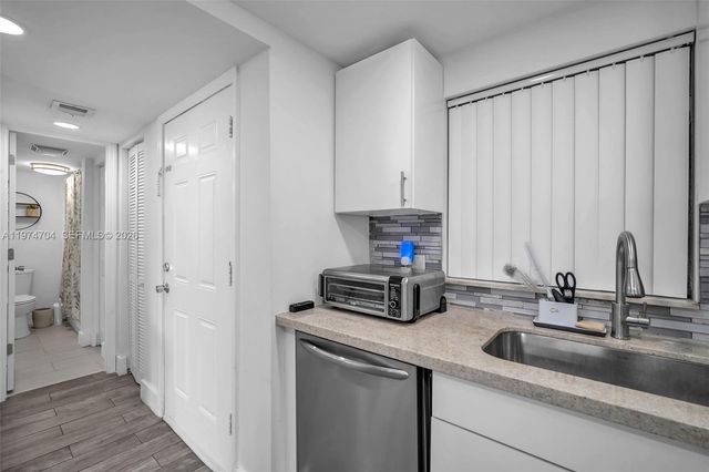 9431 Live Oak Pl 108, Davie, FL 33324