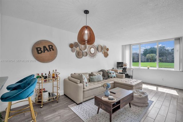 9431 Live Oak Pl 108, Davie, FL 33324