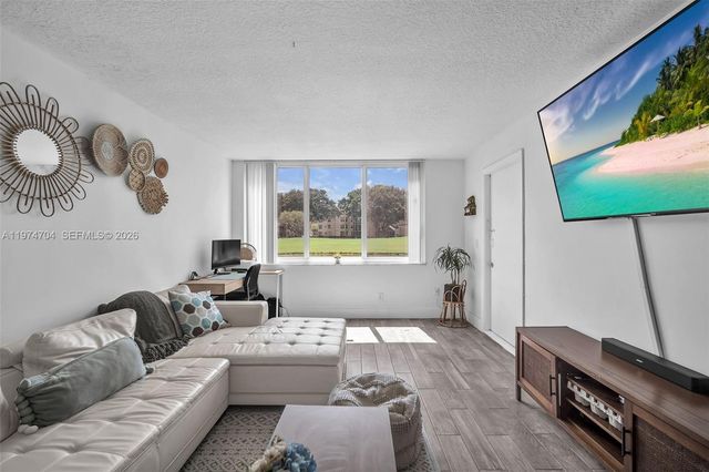 9431 Live Oak Pl 108, Davie, FL 33324