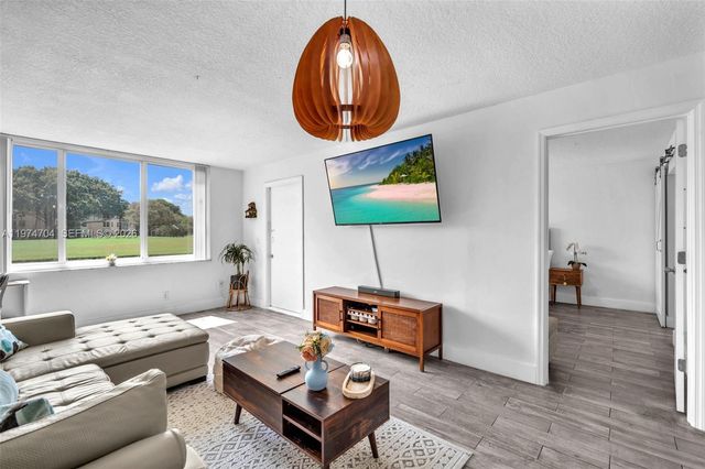 9431 Live Oak Pl 108, Davie, FL 33324