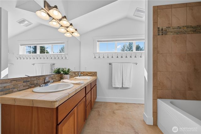 5013 40th Avenue NE, Seattle, WA 98105