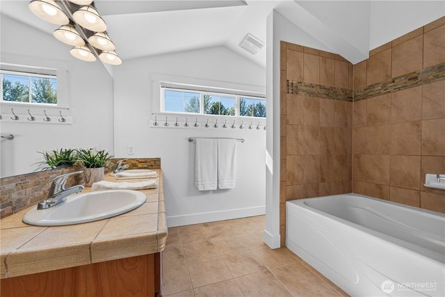 5013 40th Avenue NE, Seattle, WA 98105