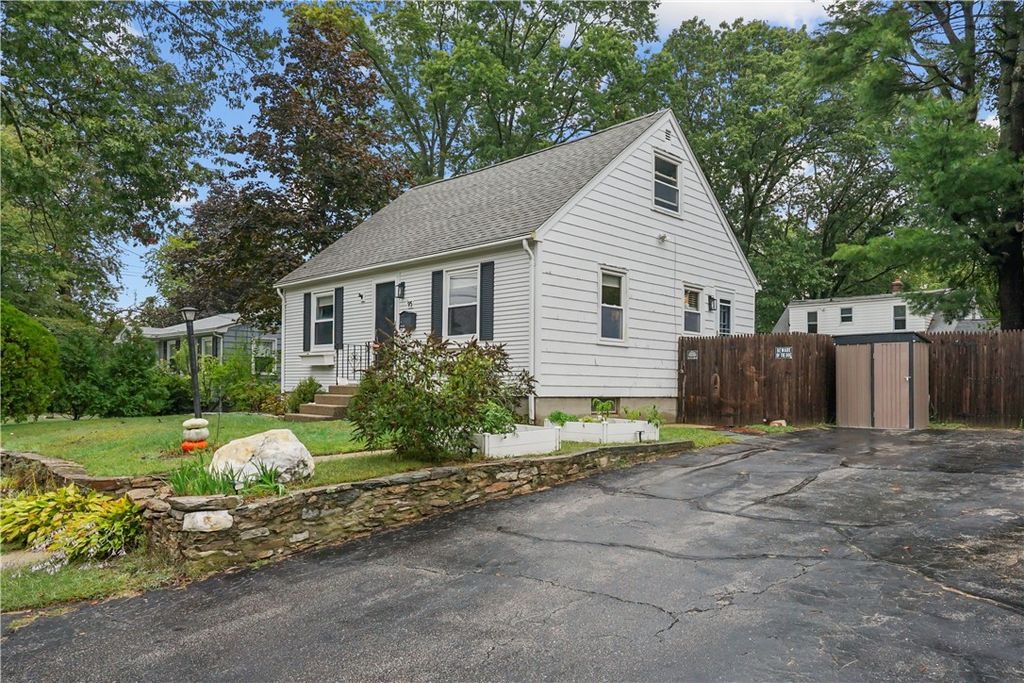 95 Roosevelt Street, Warwick, RI 02888