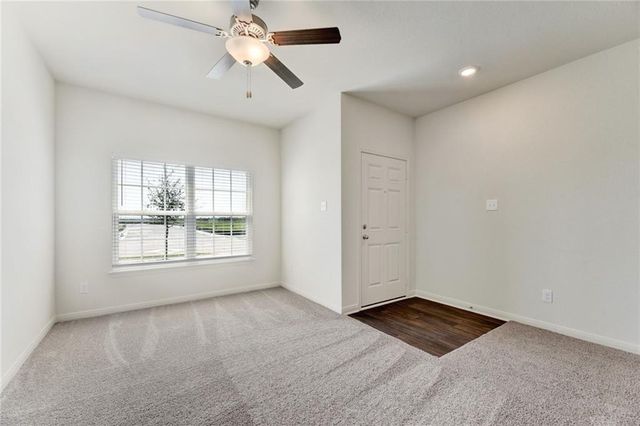 105 Brunswick LN, Jarrell, TX 76537