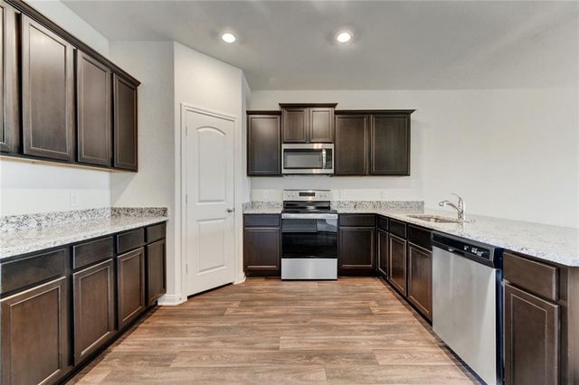 105 Brunswick LN, Jarrell, TX 76537