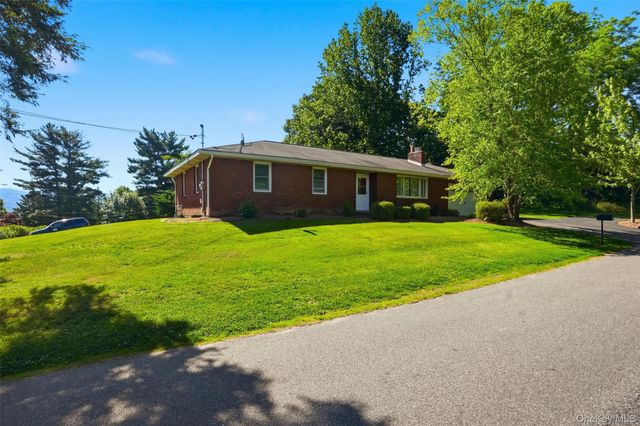 5 Oak Ridge Drive, New Windsor, NY 12553