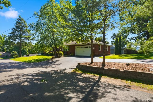 5 Oak Ridge Drive, New Windsor, NY 12553