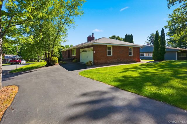 5 Oak Ridge Drive, New Windsor, NY 12553