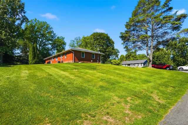 5 Oak Ridge Drive, New Windsor, NY 12553