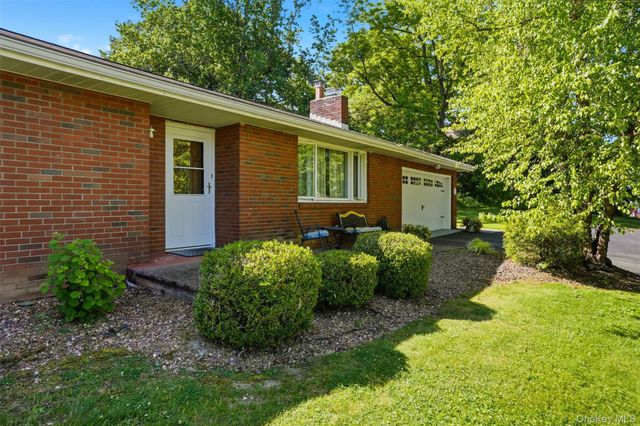 5 Oak Ridge Drive, New Windsor, NY 12553