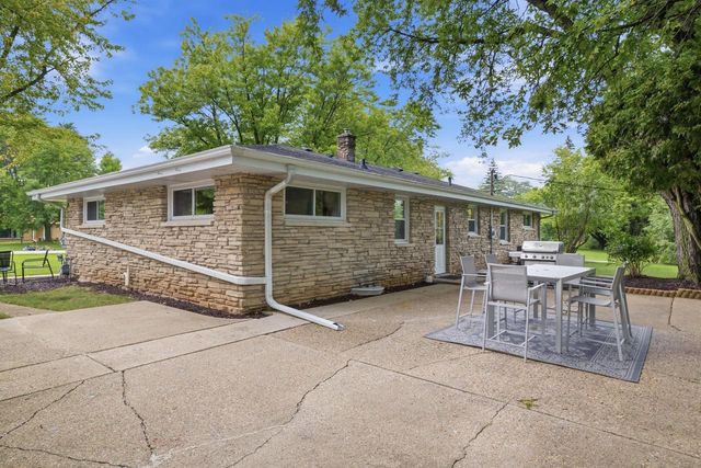 W154N8216 Valley View DRIVE, Menomonee Falls, WI 53051