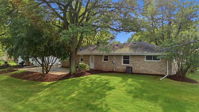 W154N8216 Valley View DRIVE, Menomonee Falls, WI 53051