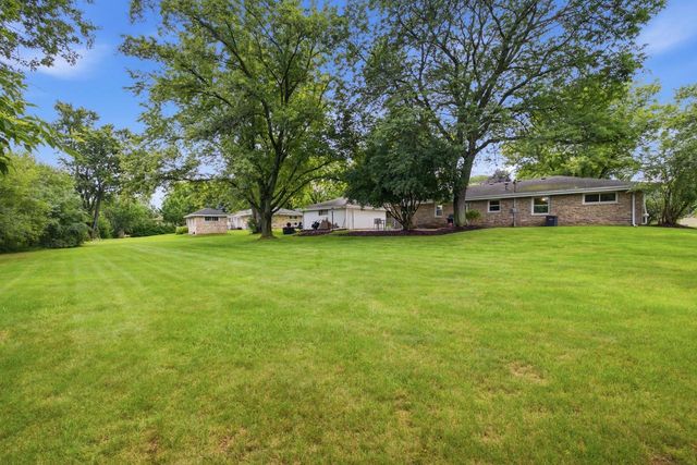 W154N8216 Valley View DRIVE, Menomonee Falls, WI 53051