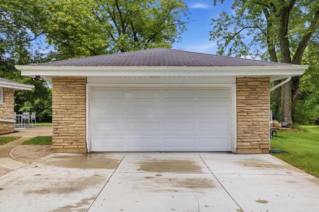 W154N8216 Valley View DRIVE, Menomonee Falls, WI 53051