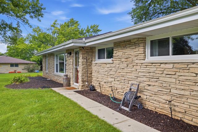W154N8216 Valley View DRIVE, Menomonee Falls, WI 53051