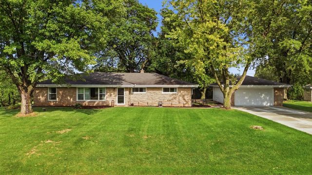 W154N8216 Valley View DRIVE, Menomonee Falls, WI 53051