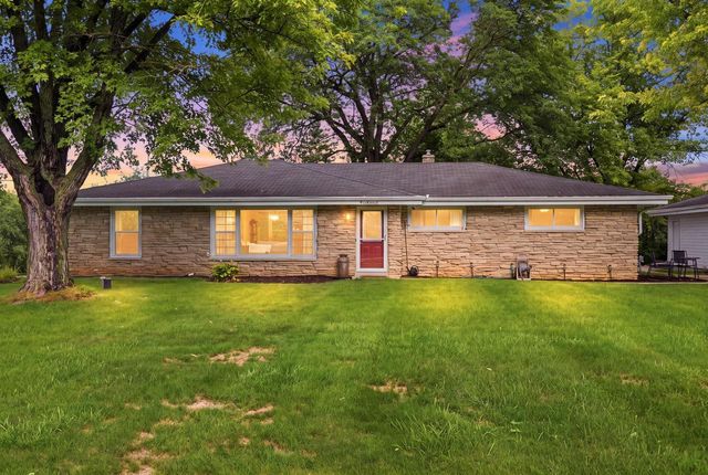 W154N8216 Valley View DRIVE, Menomonee Falls, WI 53051