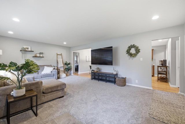 W154N8216 Valley View DRIVE, Menomonee Falls, WI 53051