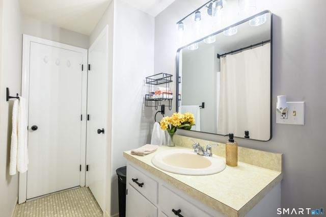 17 Lyme Street, Windsor, CT 06095