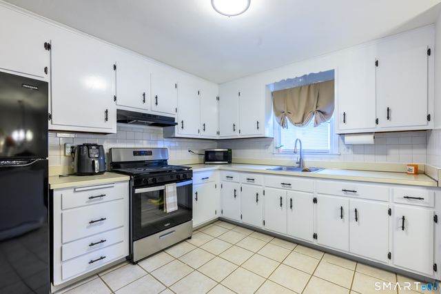 17 Lyme Street, Windsor, CT 06095