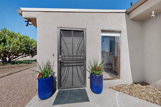 8 Estambre Court, Santa Fe, NM 87508