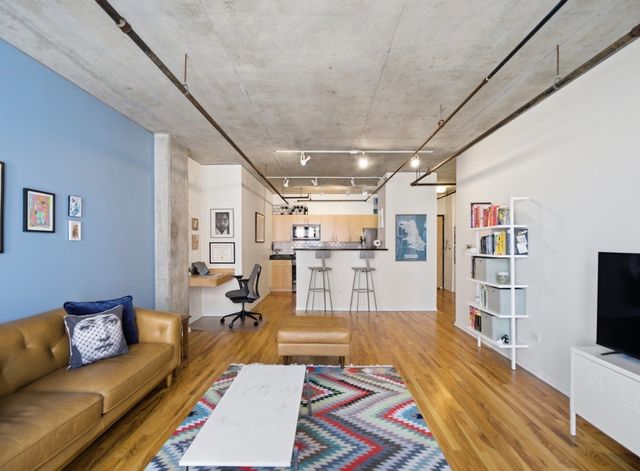 700 W Van Buren Street 602, Chicago, IL 60607