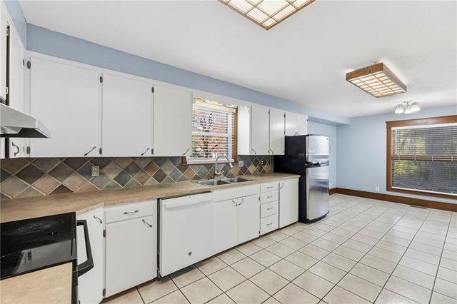 804 E 10th Street, Ottawa, KS 66067