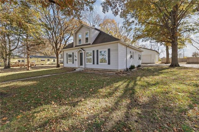 804 E 10th Street, Ottawa, KS 66067