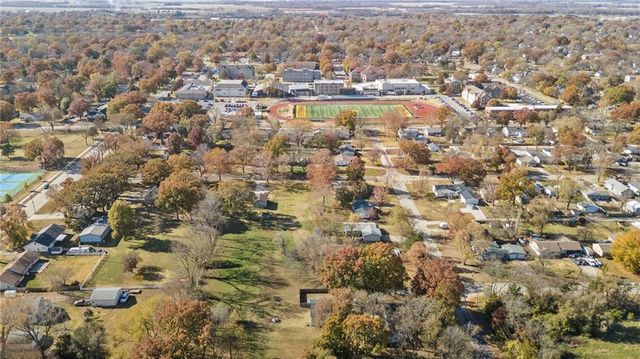 804 E 10th Street, Ottawa, KS 66067