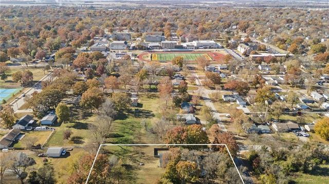 804 E 10th Street, Ottawa, KS 66067