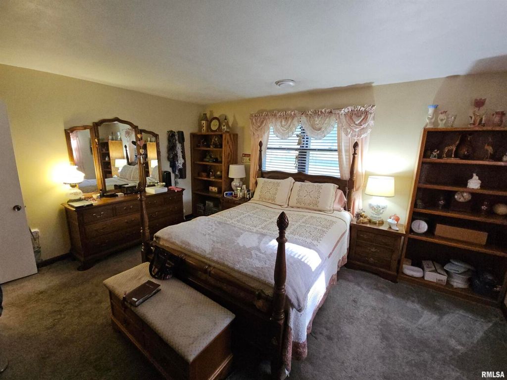 Image 13 of property listing at 9758 E Richview Road, Mt Vernon, IL 62864