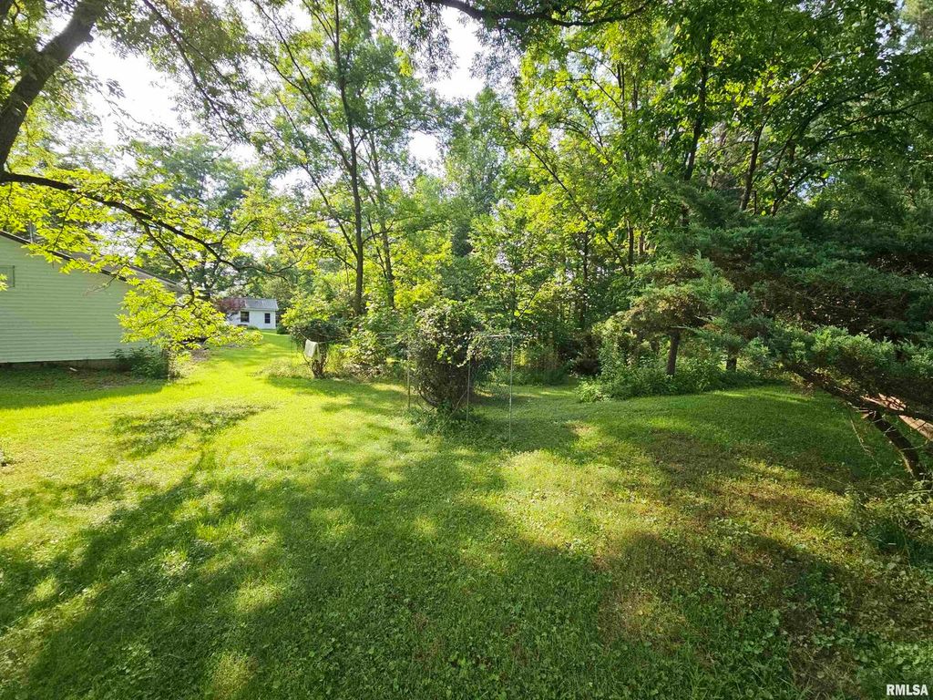 Image 18 of property listing at 9758 E Richview Road, Mt Vernon, IL 62864