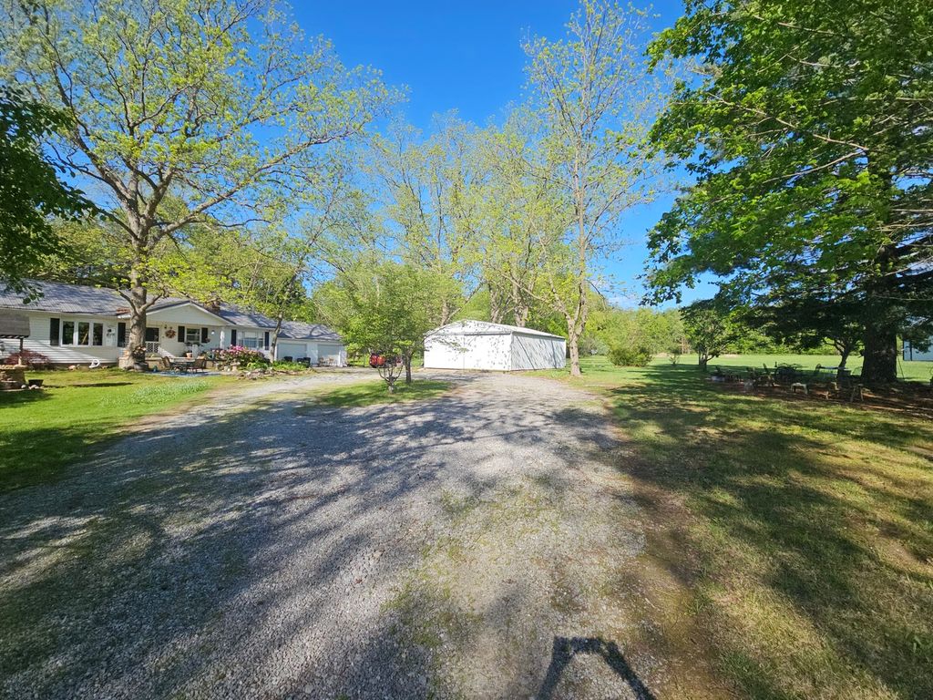 Image 3 of property listing at 9758 E Richview Road, Mt Vernon, IL 62864