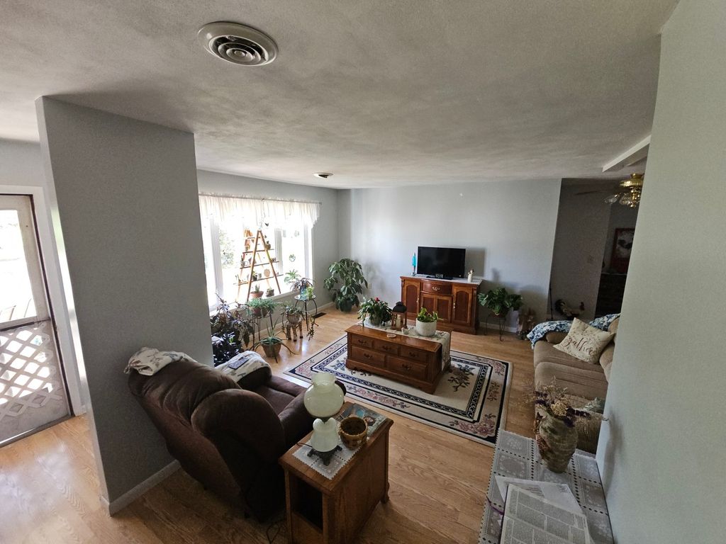 Image 26 of property listing at 9758 E Richview Road, Mt Vernon, IL 62864