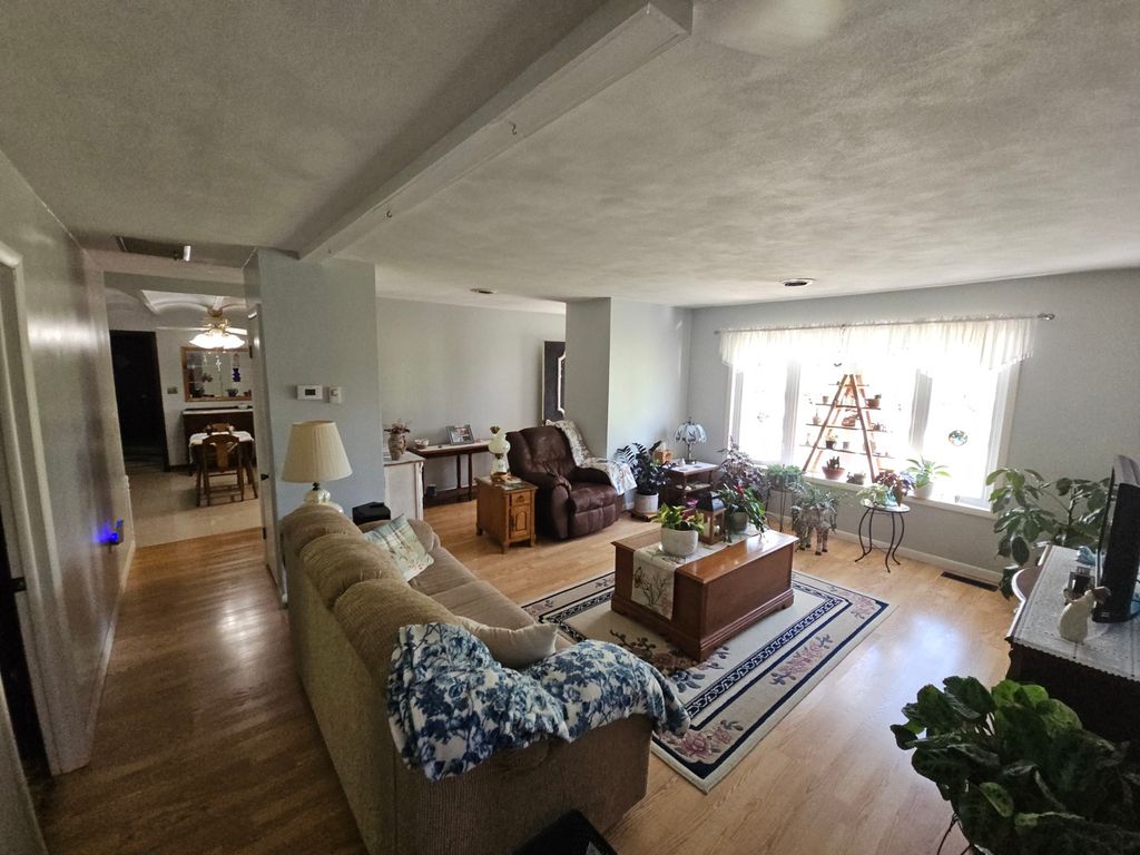 Image 27 of property listing at 9758 E Richview Road, Mt Vernon, IL 62864