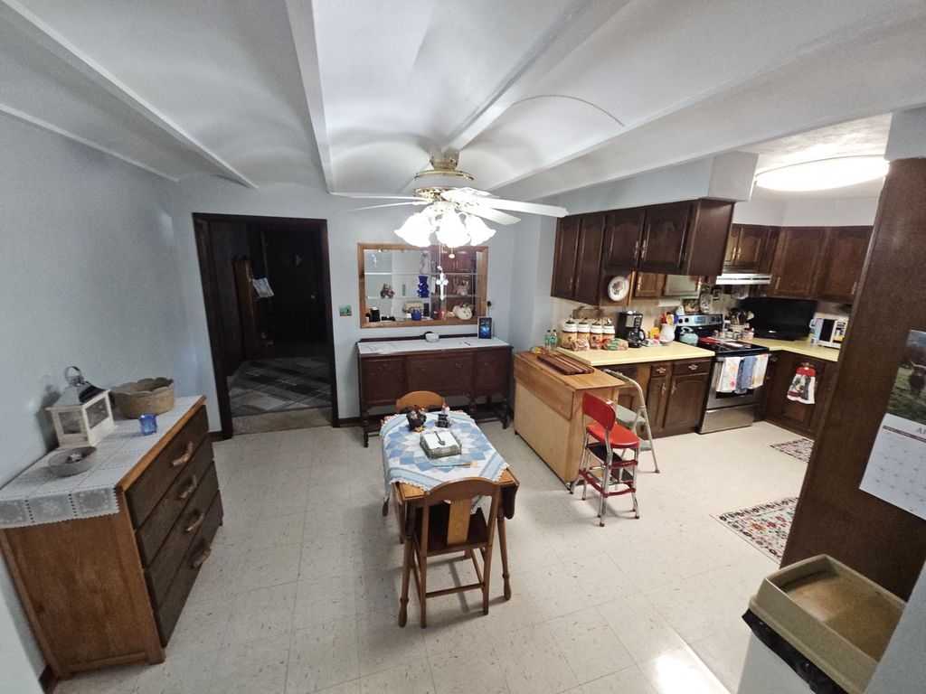 Image 28 of property listing at 9758 E Richview Road, Mt Vernon, IL 62864