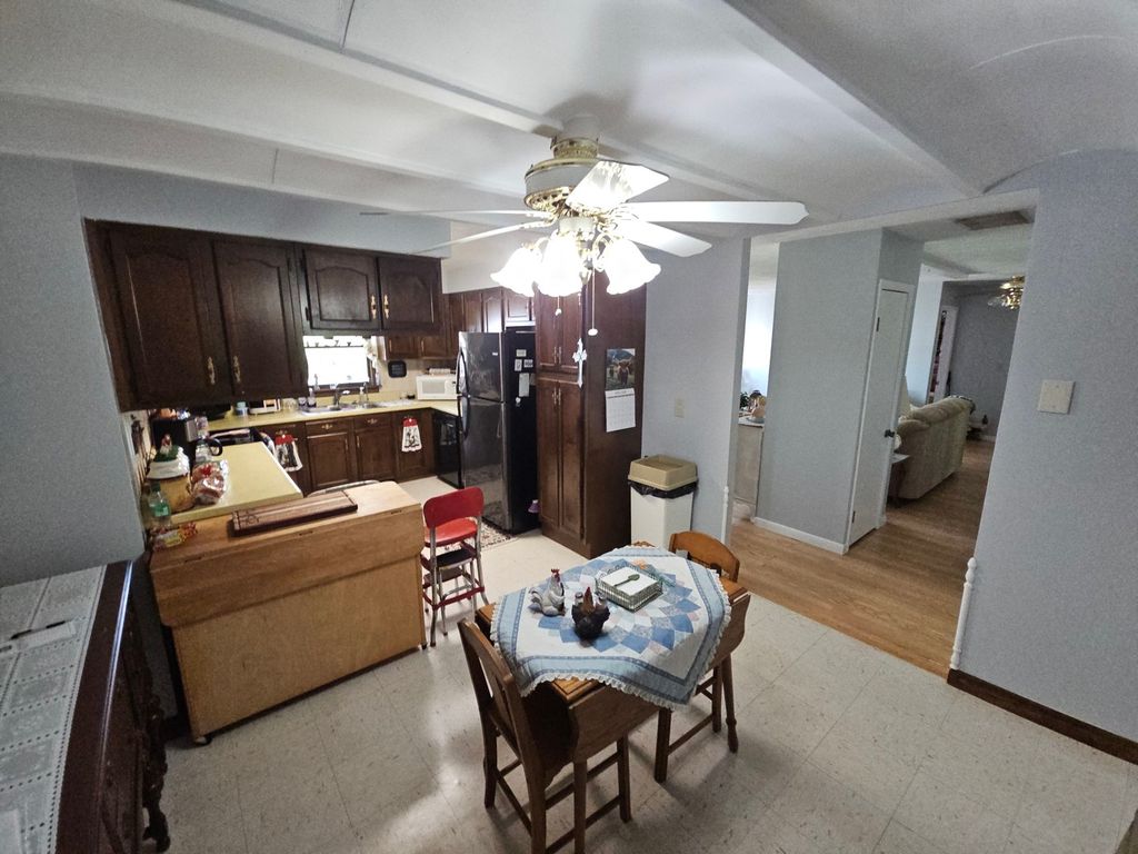 Image 29 of property listing at 9758 E Richview Road, Mt Vernon, IL 62864