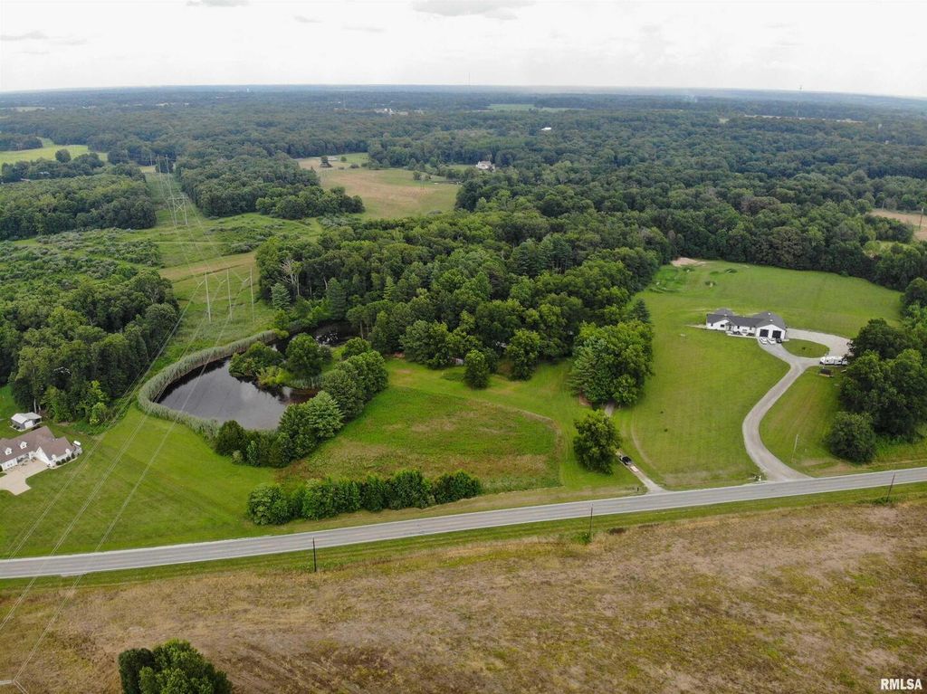 Image 7 of property listing at 9758 E Richview Road, Mt Vernon, IL 62864